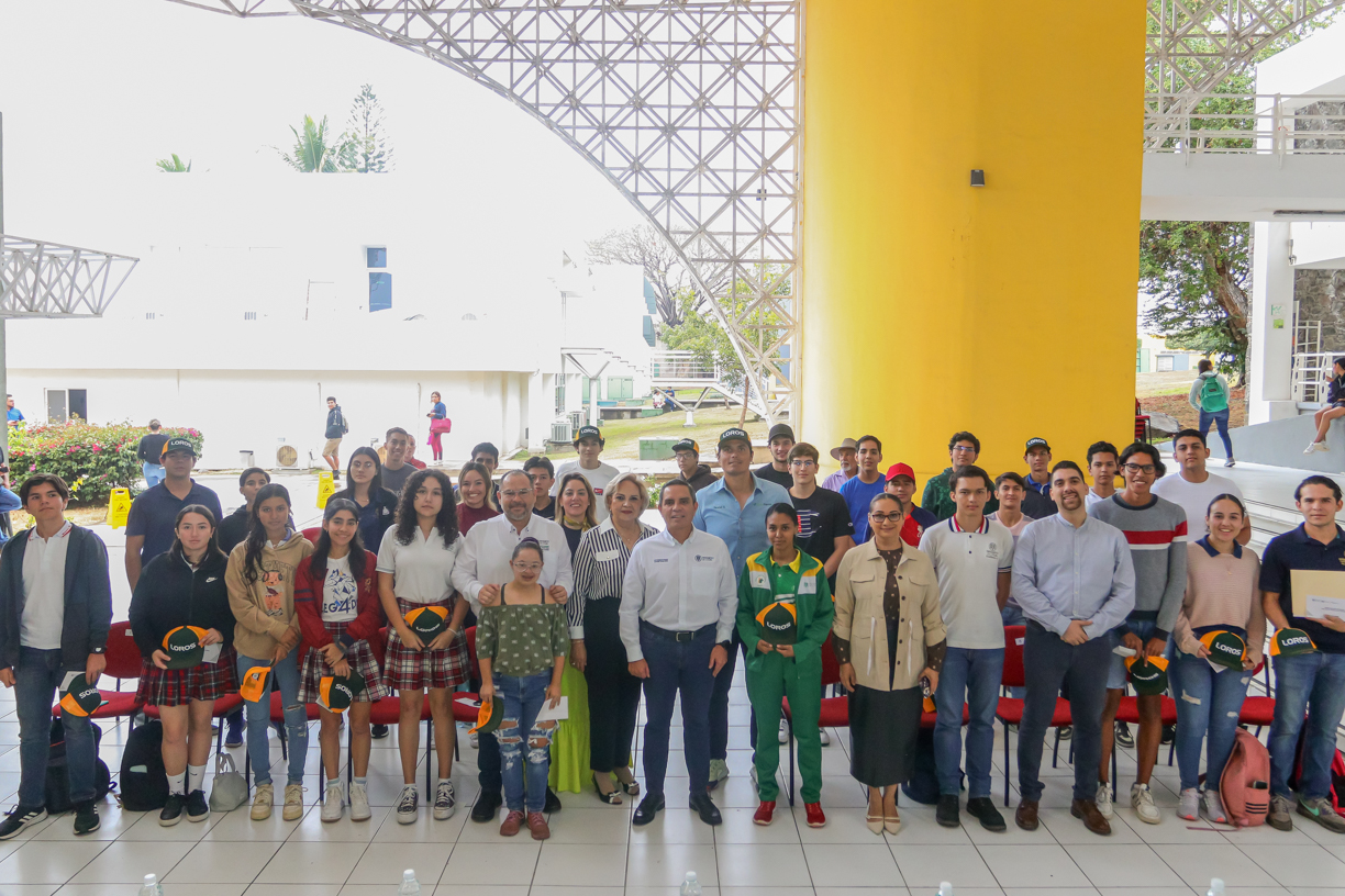 Grupo de estudiantes universitarios becados por SiCar Farms