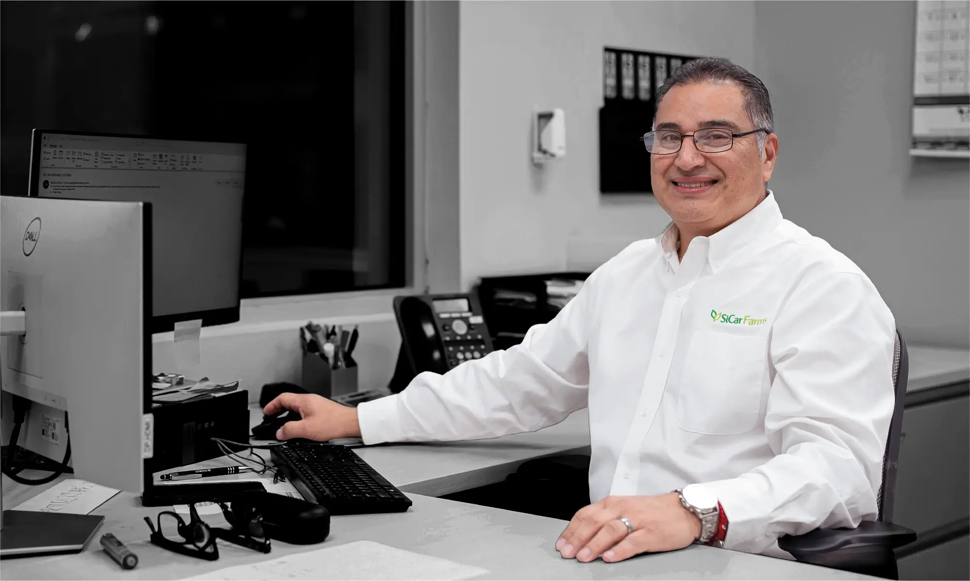 Asesor SiCar Farms en oficina